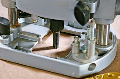 Indstil dybden på din overfræser: Overfræseren stilles på en plan flade, og fræsejernet sænkes, så det står præcist på fladen. Indstil dybden på din overfræser: Overfræseren stilles på en plan flade, og fræsejernet sænkes, så det står præcist på fladen.